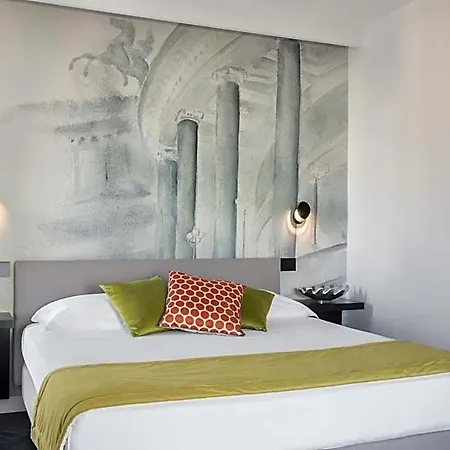 Hotel Renewed Plaza Opéra 4*